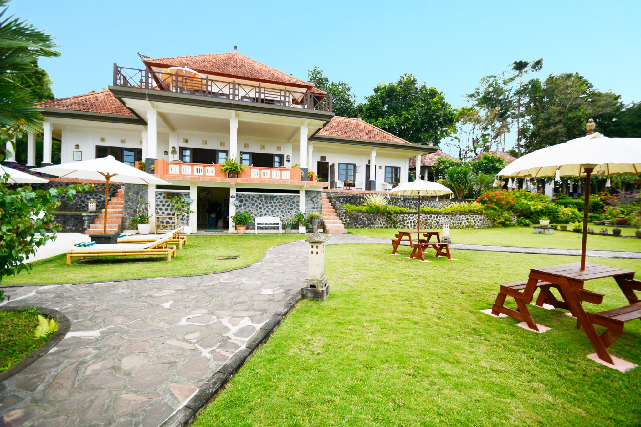 Bukit Asri Lodge terras in Oost Bali